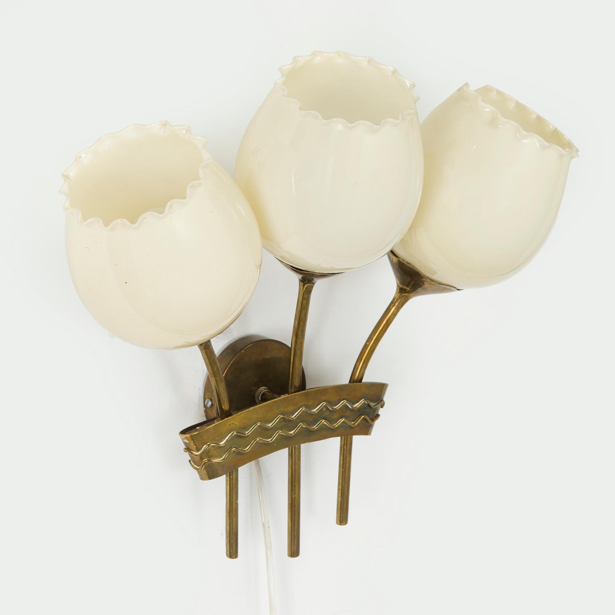 Paavo Tynell, A mid-20th century made to order wall light for Taito.