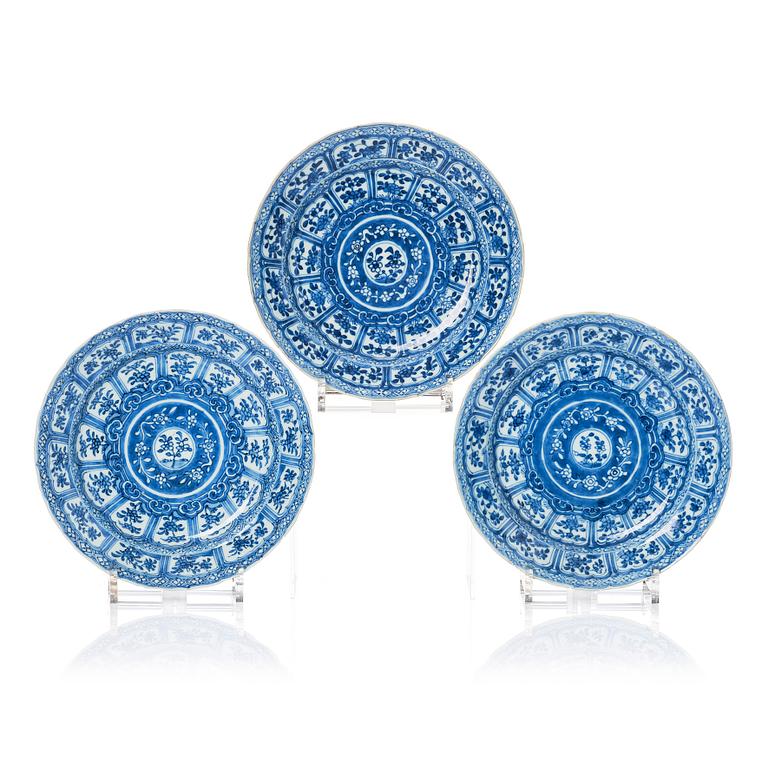 A set of three blue and white dishes, Qing dynasty, Kangxi (1662-1722).