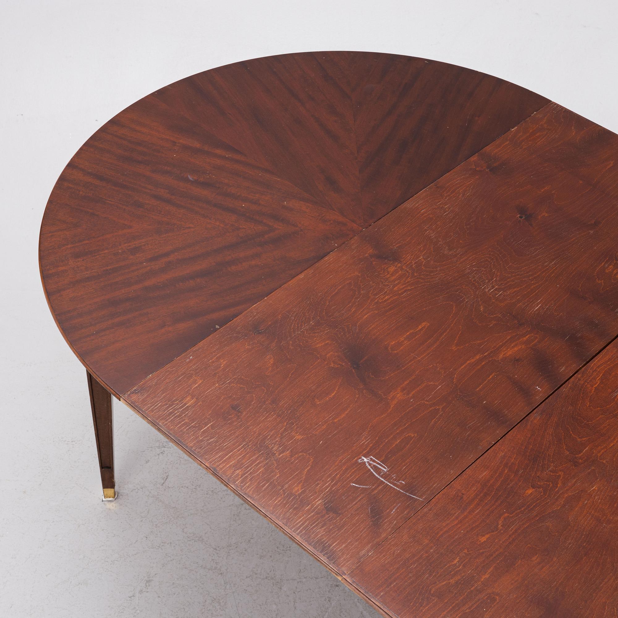 Dining table, Gustavian style, 6 extension leaves, 20th century.
