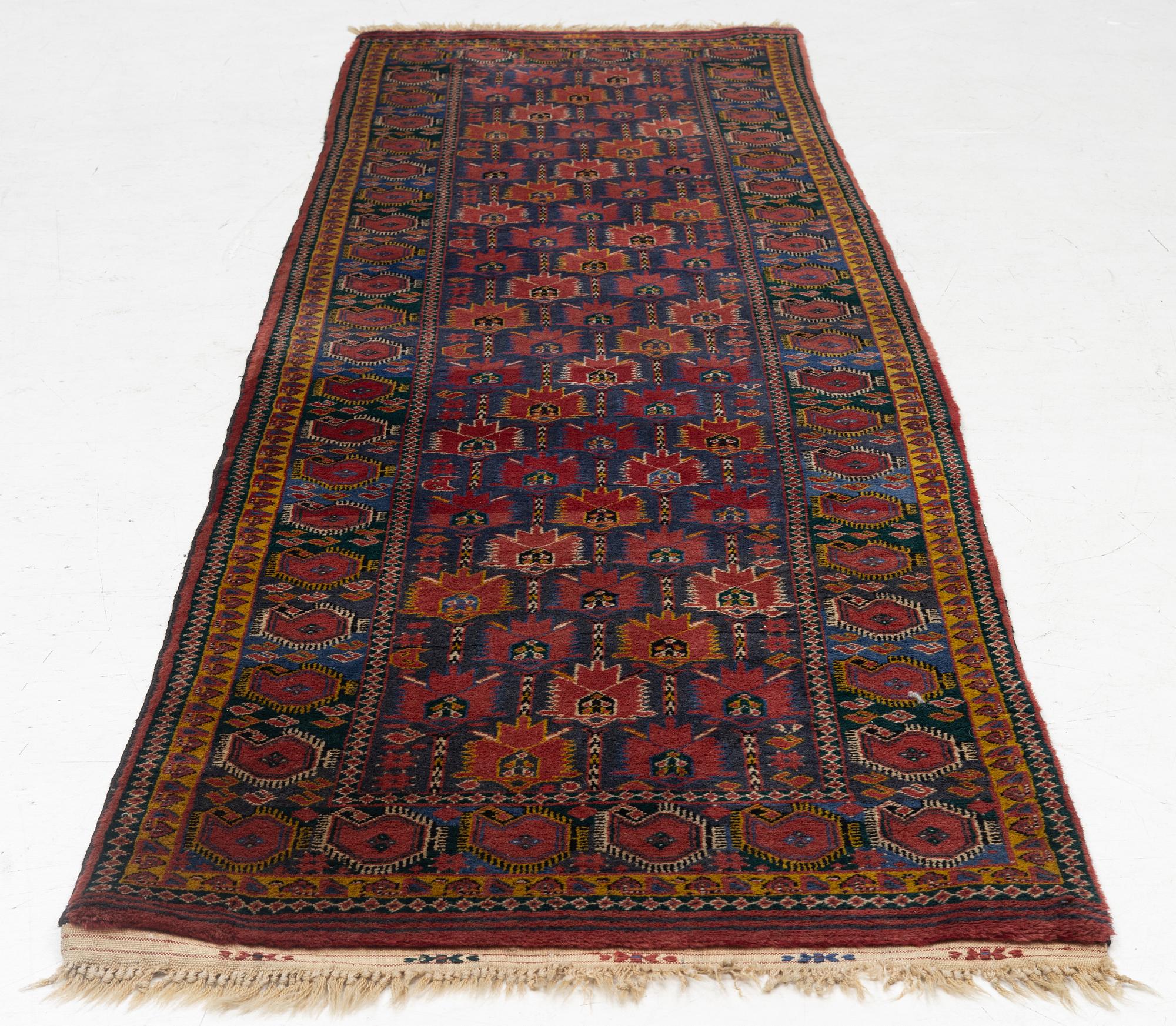 A runner carpet, Beshir, approx. 287 x 84 cm.