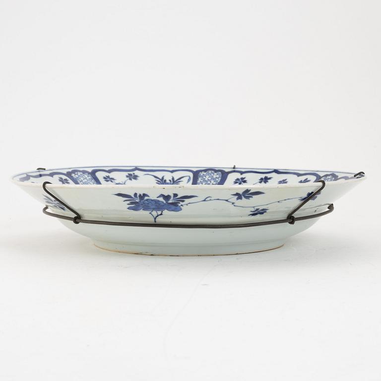 A Chinese blue and white Kangxi-style dish, 19th century.