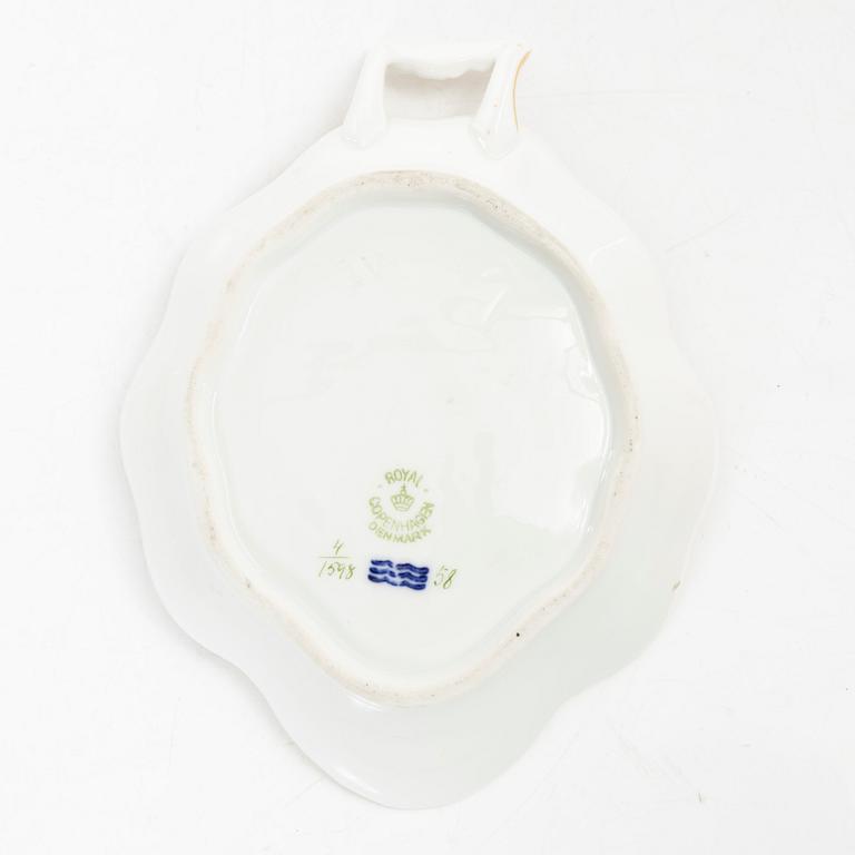 Royal Copenhagen, A pair of lattice bowls with stands and a pair of leaf-shaped dishes, 'Saxon Flower', Denmark, 1923-34.