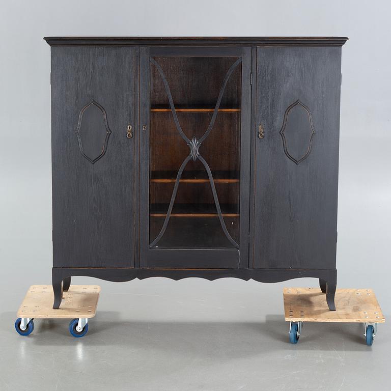 VITRINSKÅP, 1900-talets första hälft.