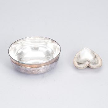 SKÅLAR, 2 st, silver, J.A. Tarkiainen, Helsingfors 1982 och Tapio Wirkkala, Kultakeskus 1985. Totalvikt ca 300 g.