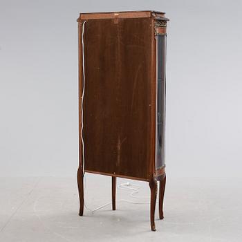 VITRINSKÅP, rokokostil, 1900-talets andra hälft.