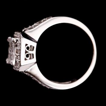 RING, 14 k vitguld, med briljant och princesslipade diamanter tot ca 1.00 ct.