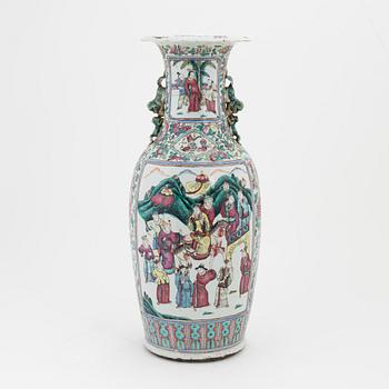 Golvvas, porslin. Qingdynastin 1800-tal.
