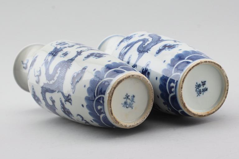 VASER, 1 par, porslin, Kina, 1700-/1800-tal.