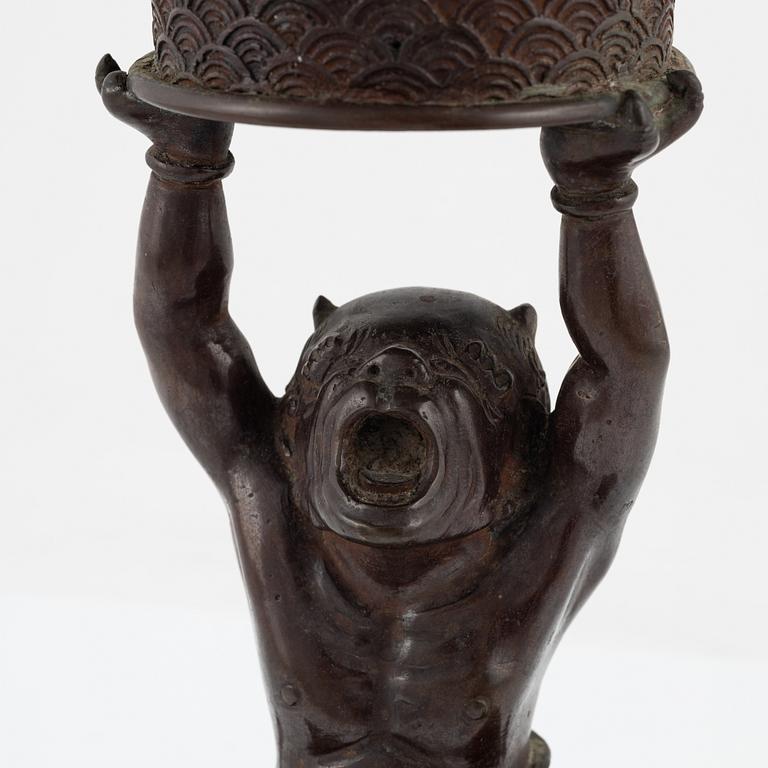 A large Japanese bronze censer, Meiji period (1868-1912).