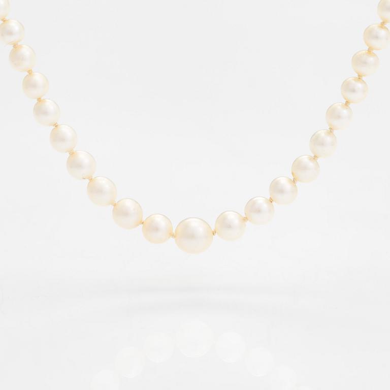 A pearl collier with cultured pearls and 14K gold.