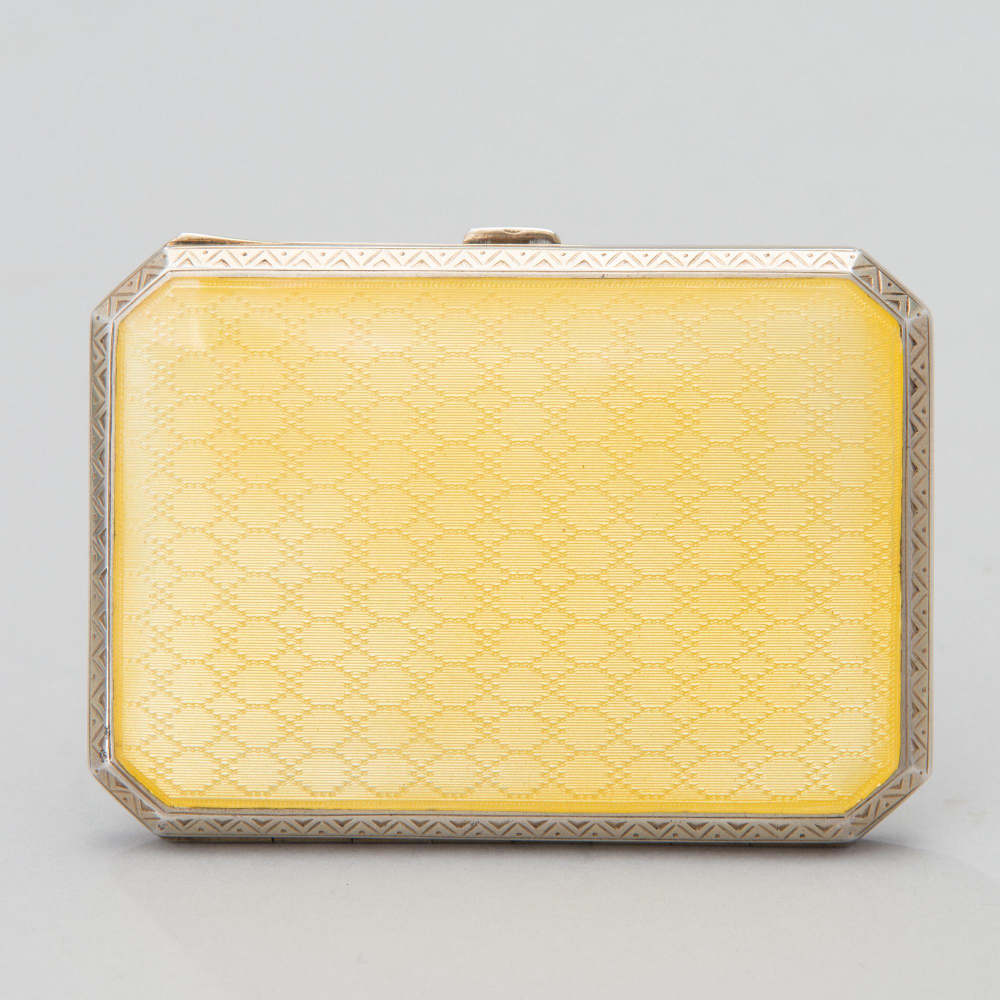 CIGARETTETUI, guillocherad emalj och sterlingsilver, engelska importstämplar, London 1927. Vikt 82 g.