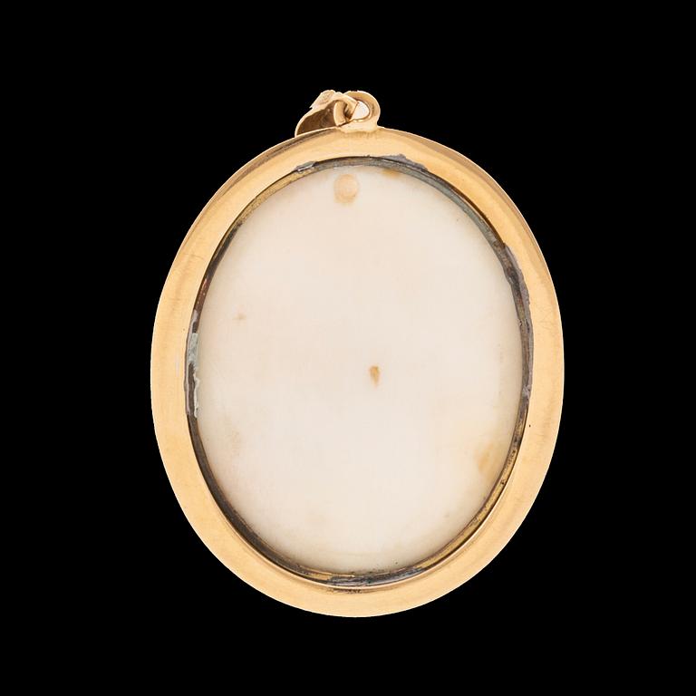 A pendant set with a shell cameo and 18K gold.