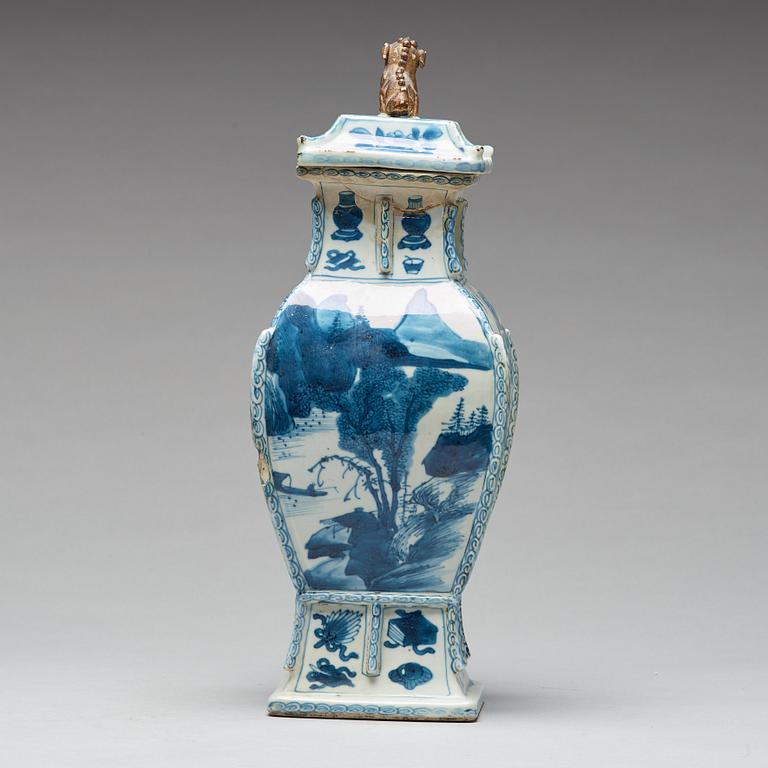 A blue and white bronze shaped vase with cover, Qing dynasty, Kangxi (1662-1722).