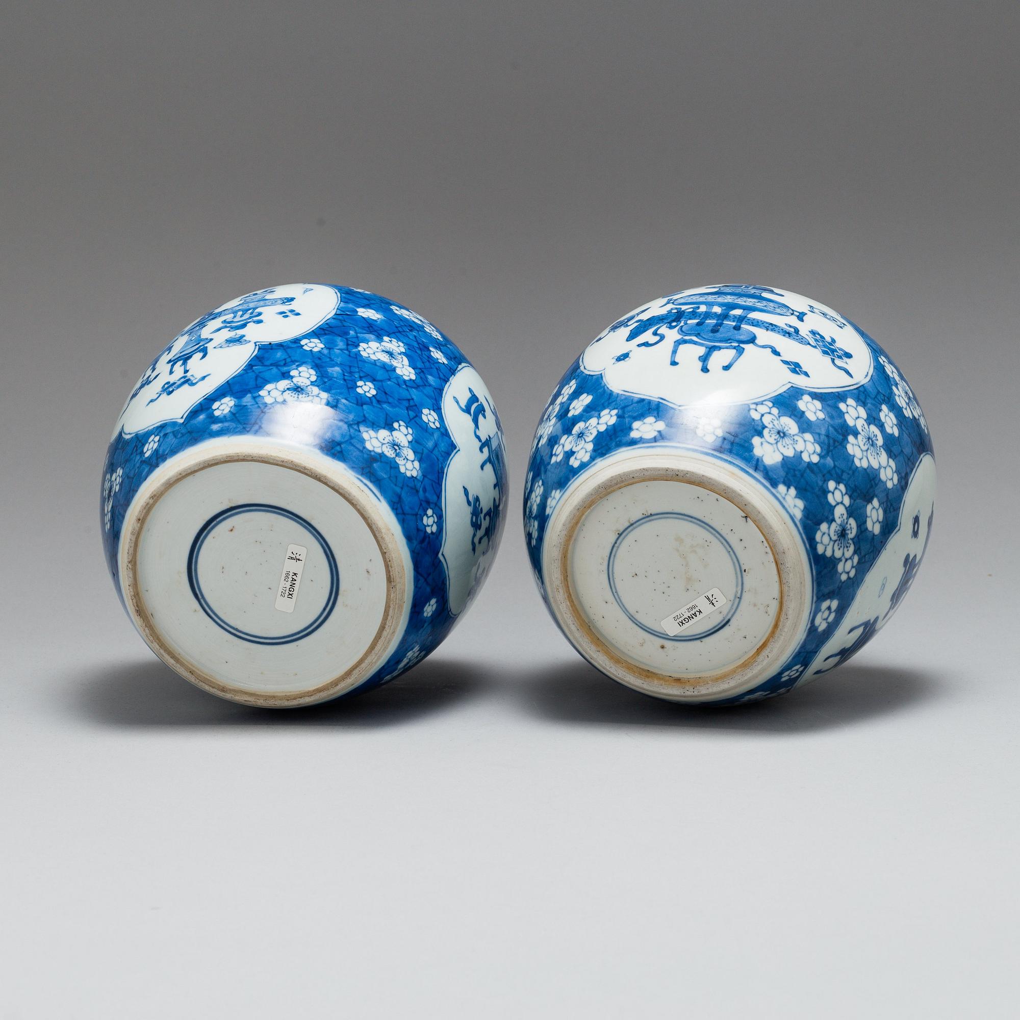 BOJANER med LOCK, två stycken, porslin. Qingdynastin, Kangxi (1662-1722).