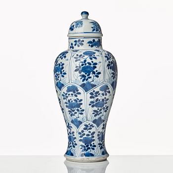 Two blue and white vases, Qing dynasty, Kangxi (1662-1722).