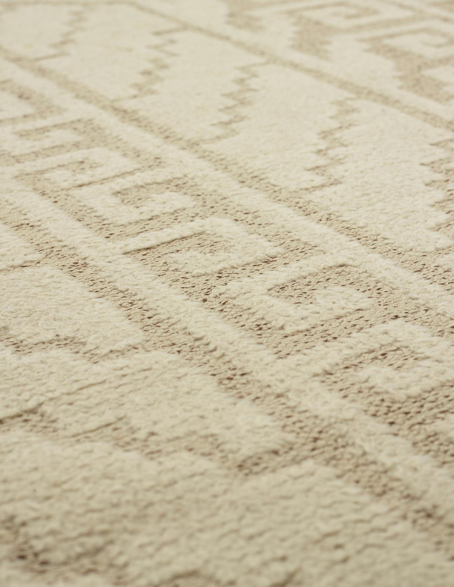 Märta Måås-Fjetterström, A CARPET, "Vita spetsporten", knotted pile in relief, ca  177,5 x 121 cm, signed MMF.