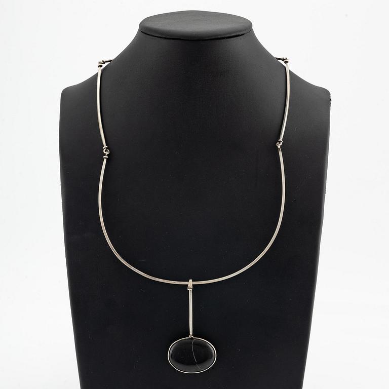 Vivianna Torun Bülow-Hübe, a pendant with chain, silver with a beach pebble, 1963.