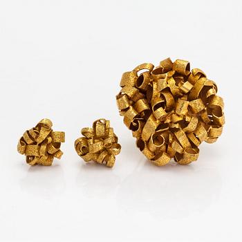 Lotta Orkomies, A brooch and a pair of earrings in 18K gold. A Tillander, Helsinki 1971 and 1975.