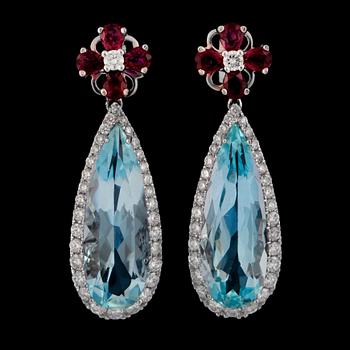 1097. A pair of aquamarine earrings , set with rubies tot 1.42 cts and brilliant-cut diamonds 1.36 cts.