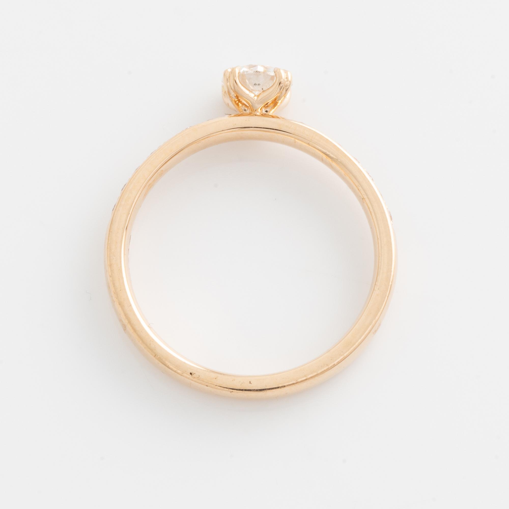 Ring with brilliant-cut diamond.