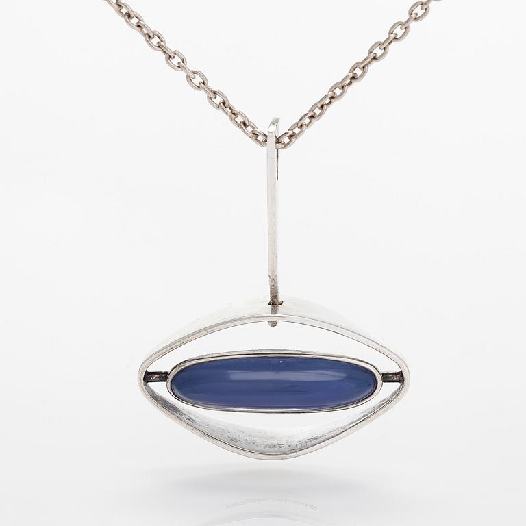 Elis Kauppi, hänge, silver och blå sten. Kupittaan Kulta, Åbo 1961. Med kedja i sterlingsliver.