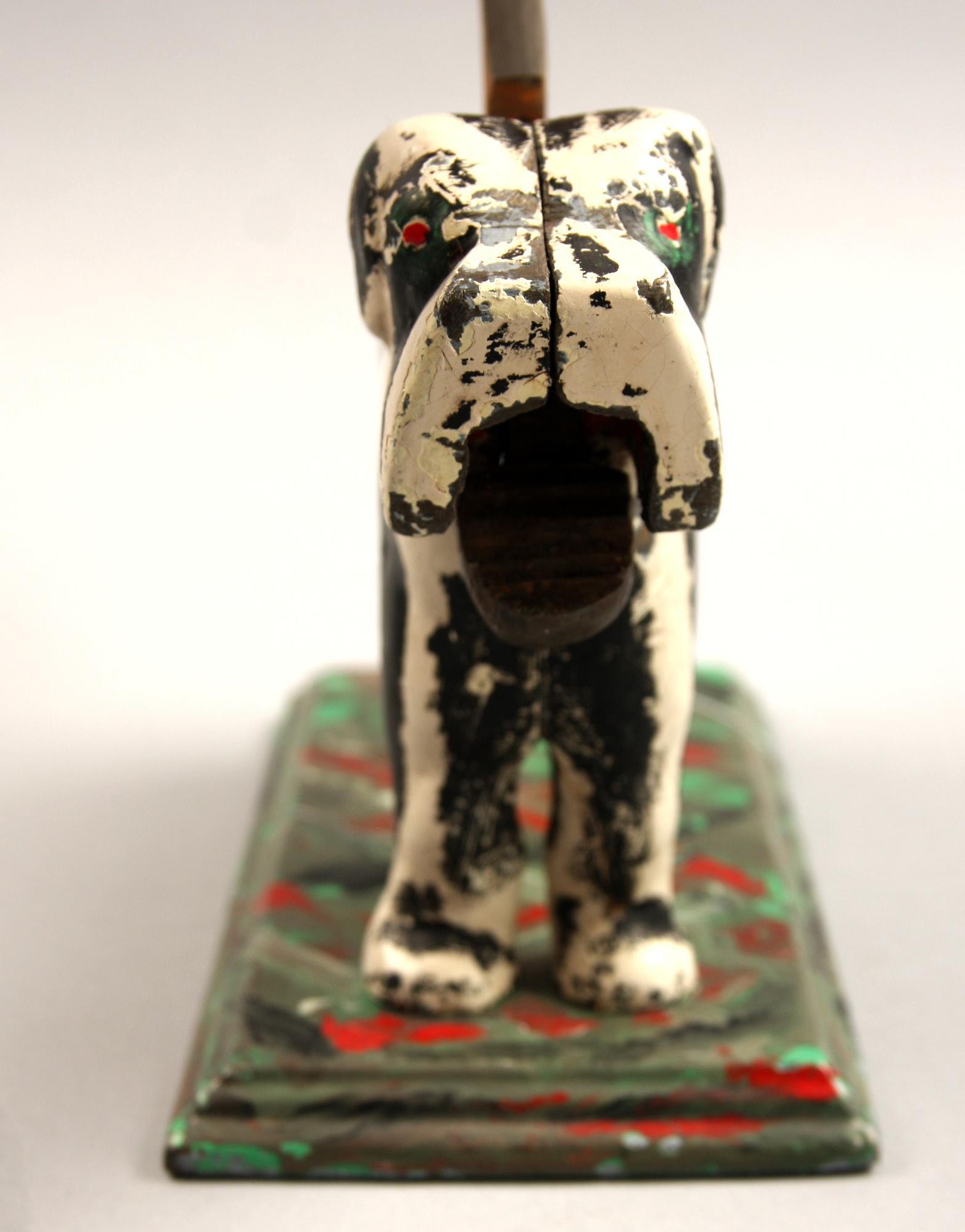 NÖTKNÄPPARE, bemålad metall, 1900-tal.