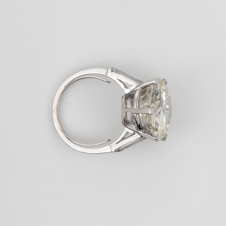 RING med briljantslipad diamant ca 8.87 ct. Kvalitet ca M-O (Cape)/VVS1. Flankerad av två baguetteslipade diamanter.