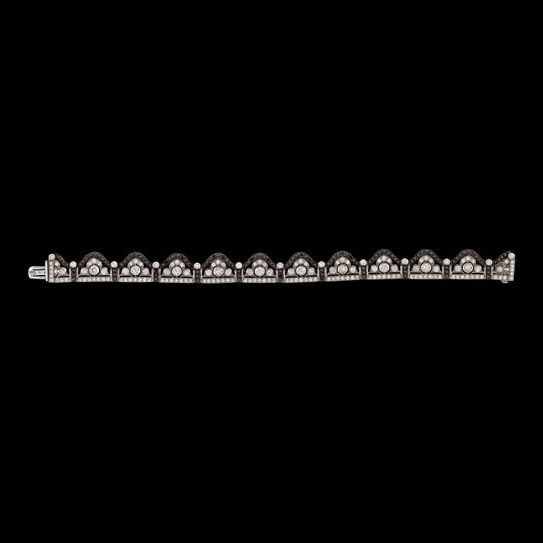 A black and white diamond bracelet. Total carat weight 6.89 cts.