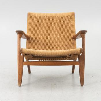 Hans J Wegner, a 'CH 25', Carl Hansen & Søn Møbelfabrik, Odense, Denmark.
