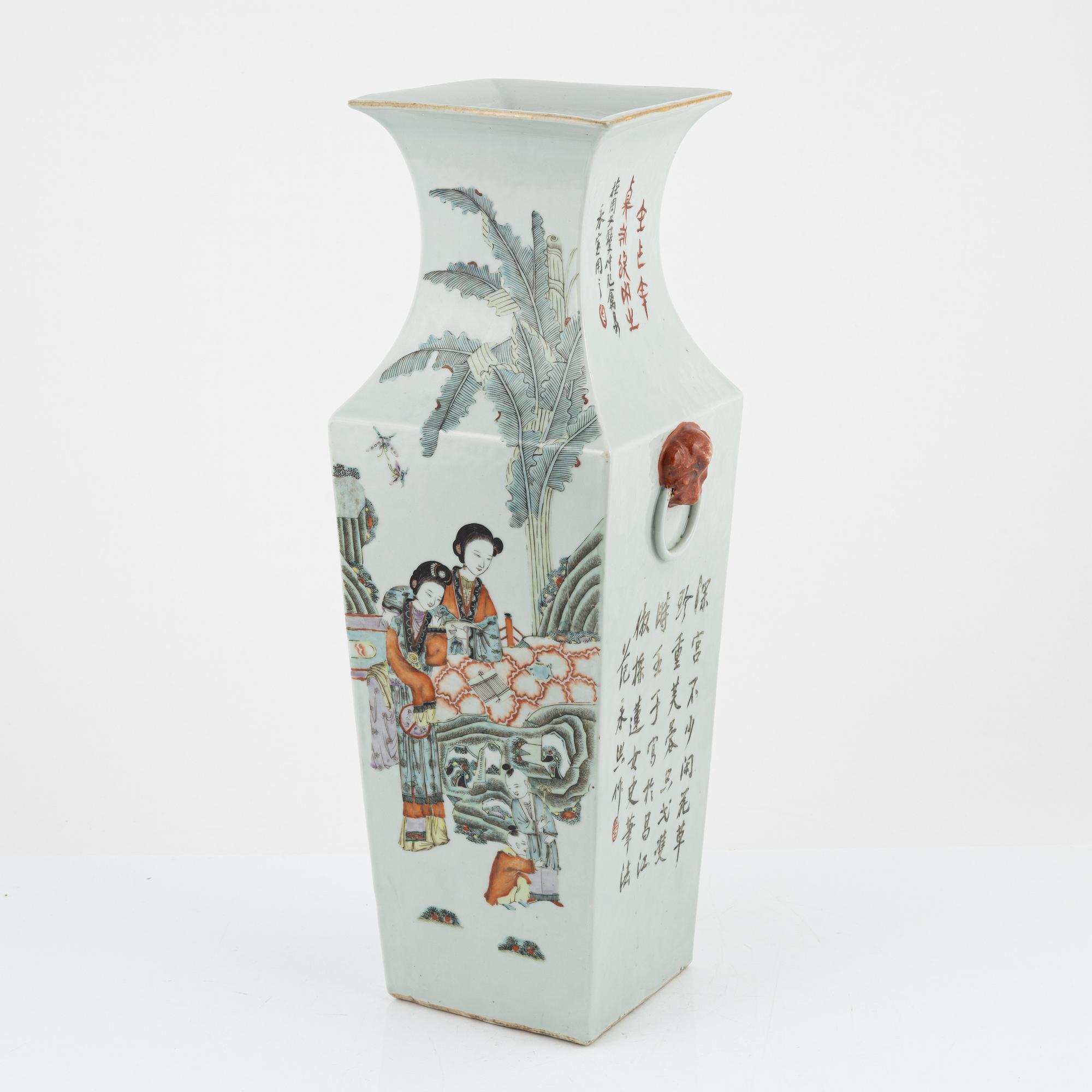 A large Chinese porcelain vase, 19th Century.