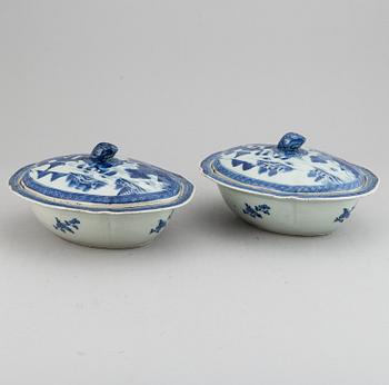 A pair of blue and white porcelain tureens with covers, Qing dynasty, Jiaqing.