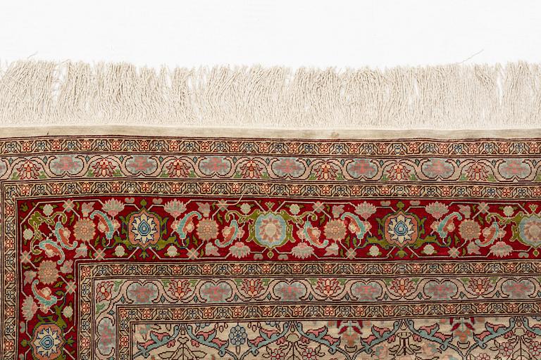 Matta, Old, silke Hereke, signerad, ca 166,5 x 109 cm.