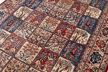 A Sarouk carpet, a. 310 x 210 cm.