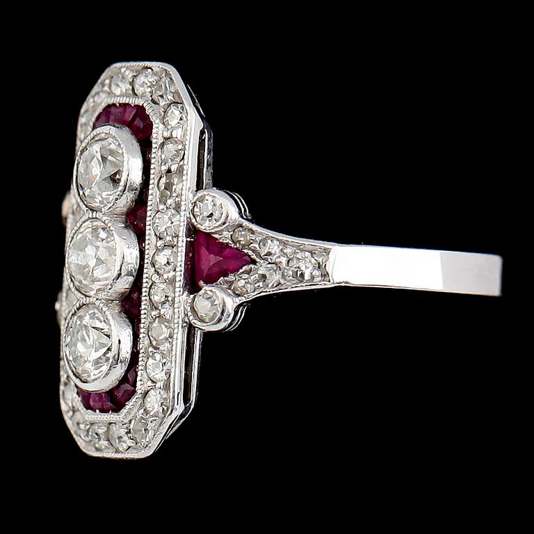 RING, 18K vitguld, art déco, diamanter och rubiner. Vikt ca 5 g.