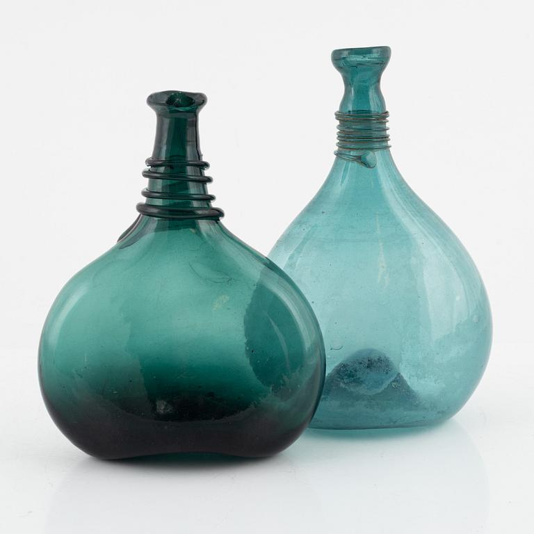 Flaskor, två stycken, 1800-tal.