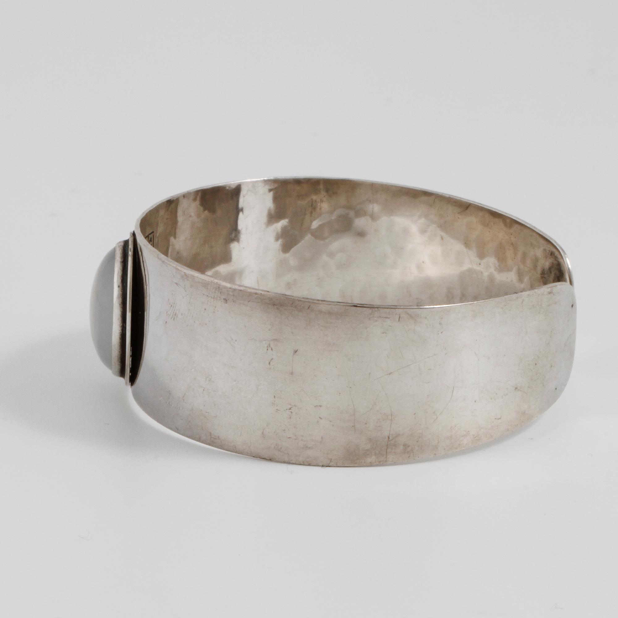 ERIC ERICSSON, "Dalerik", Skara, 1959, armring med cabochonslipad rosenkvarts.