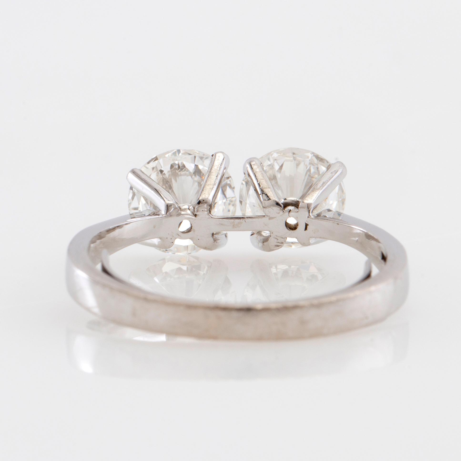 Ring 18K white gold with two diamonds acc. to certificate 2.08 ct IF/F-G.