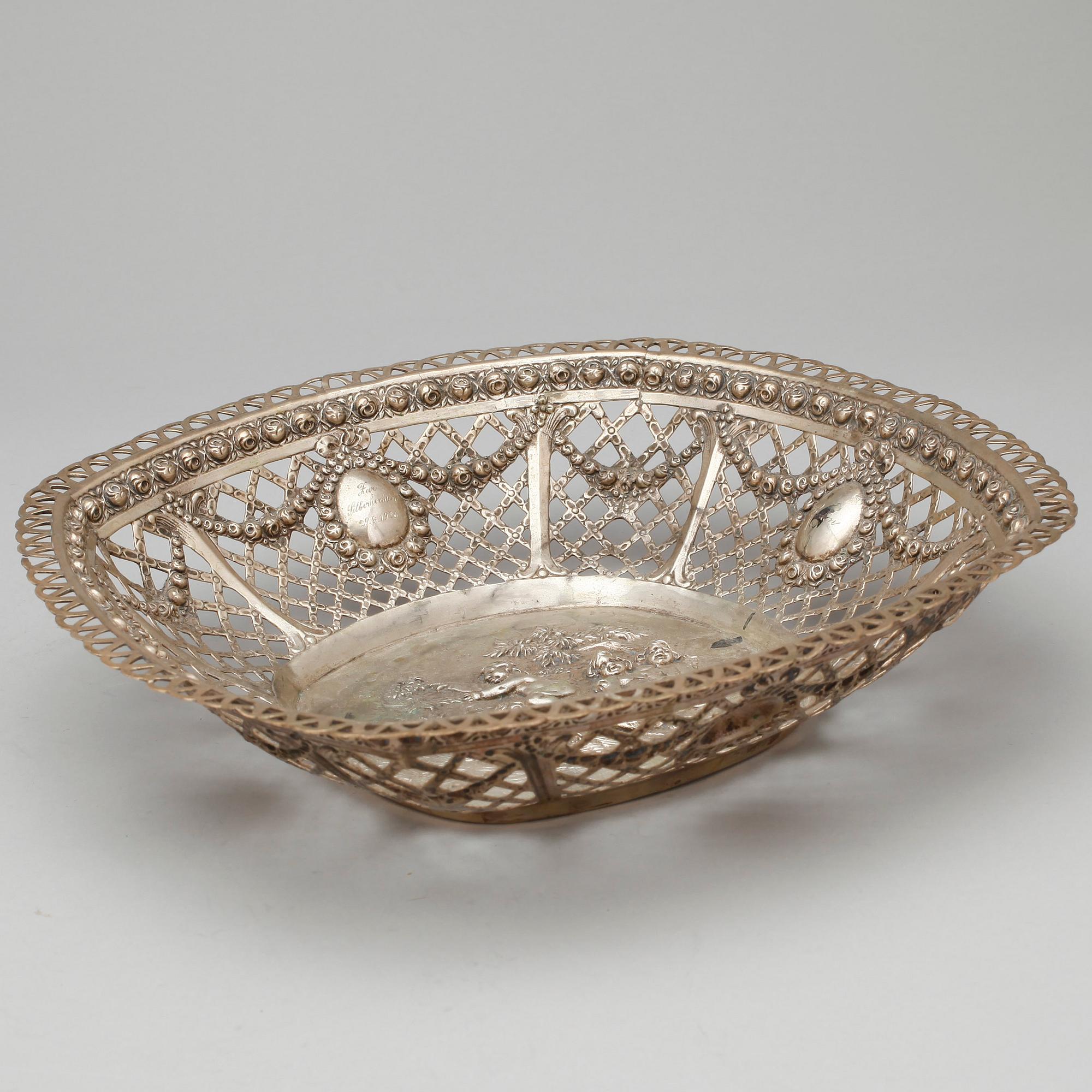 FAT samt SKÅL, silver, bland annat CG Hallberg, Stockholm, 1927. Totalvikt ca 360 gram.