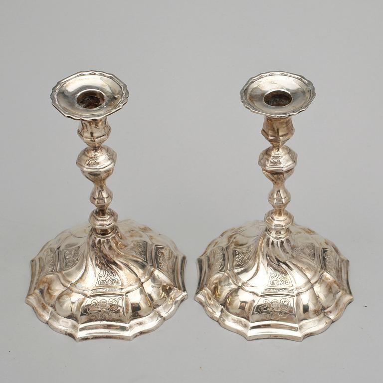 LJUSSTAKAR, ett par, silver, rokokostil, sannolikt Tyskland, 1800-tal. Vikt 530 gram.