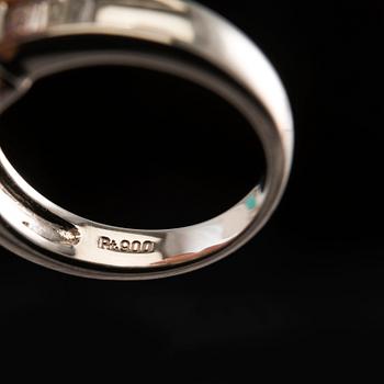 SORMUS, prisess- ja baquettehiontaisia timantteja 1.00 ct, platinaa. Koko 16,5, paino 7,5 g.