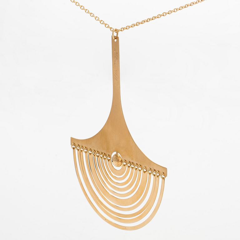 Tapio Wirkkala, an 18K gold necklace, 'Kuunsirppi' (Crescent moon), numbered 1/15. Kultakeskus, Hämeenlinna 2012.