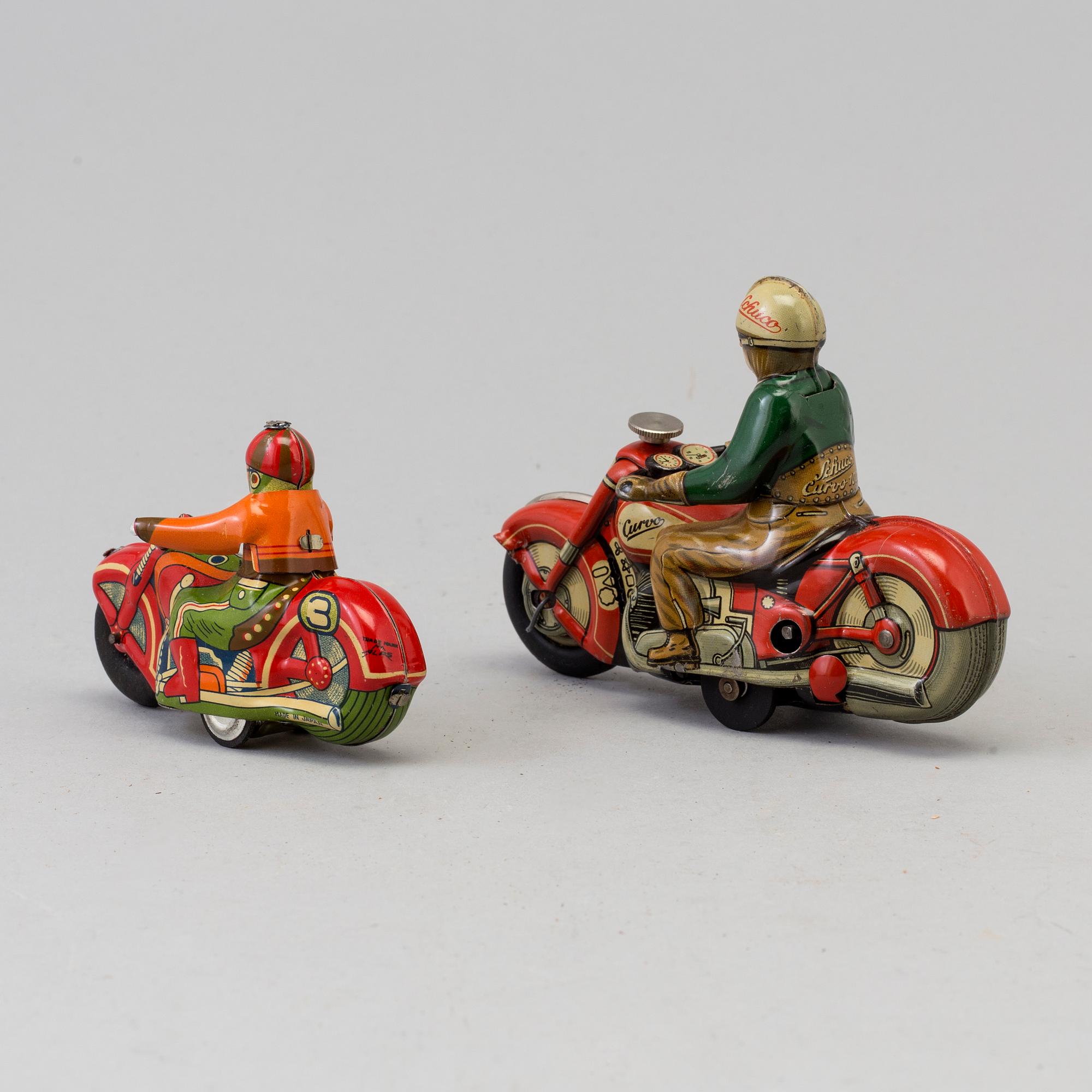 PLÅTLEKSAKER, 2 st, en märkt Schuco, 1940/50-tal.