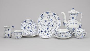 KAFFE- OCH TESERVISDELAR, 46 st, "Musslemalet", Royal Copenhagen resp Bing & Gröndahl.