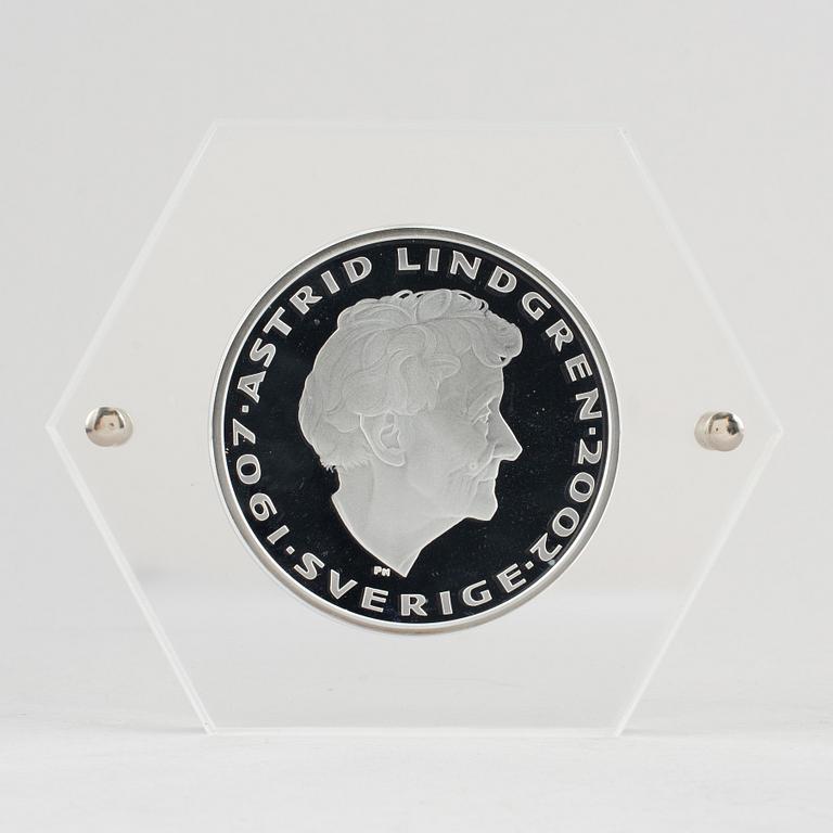 Collector's coin, Astrid Lindgrens kära barn, 1 kilo of silver, numbered 294/750, Mynthuset Sverige 2002.