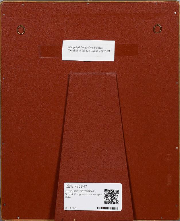 KUNGLIGT FOTOGRAFI, Gustaf V, signerad av kungen 1944.