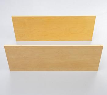 Alvar Aalto, vägghyllor, ett par, modell 112B, Artek, Finland, sent 1900-tal.