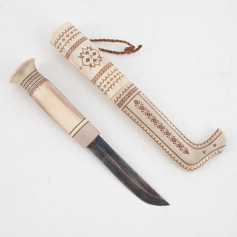 Anders Sunna, a reindeer horn knife, signed and dated 1979.