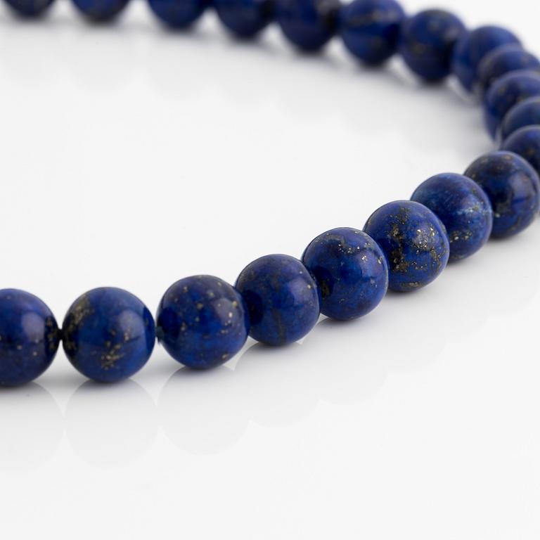 Lapis lazuli necklace with 18K gold clasp and round brilliant-cut diamonds.