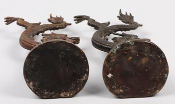 FIGURINER, 2 st, patinerad metall, Kina, 1900-tal.