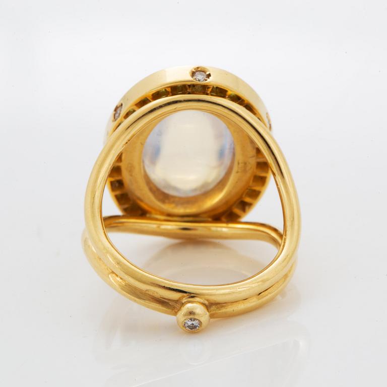 Temple St. Clair, ring, 18K gold with cabochon-cut moonstone, peridot and brilliant-cut diamond ring.